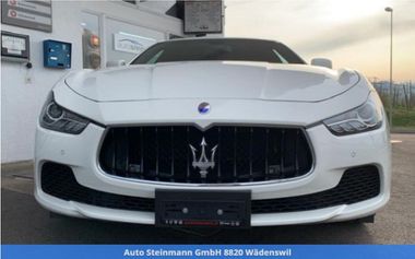 weißer Sportwagen von Maserati 
