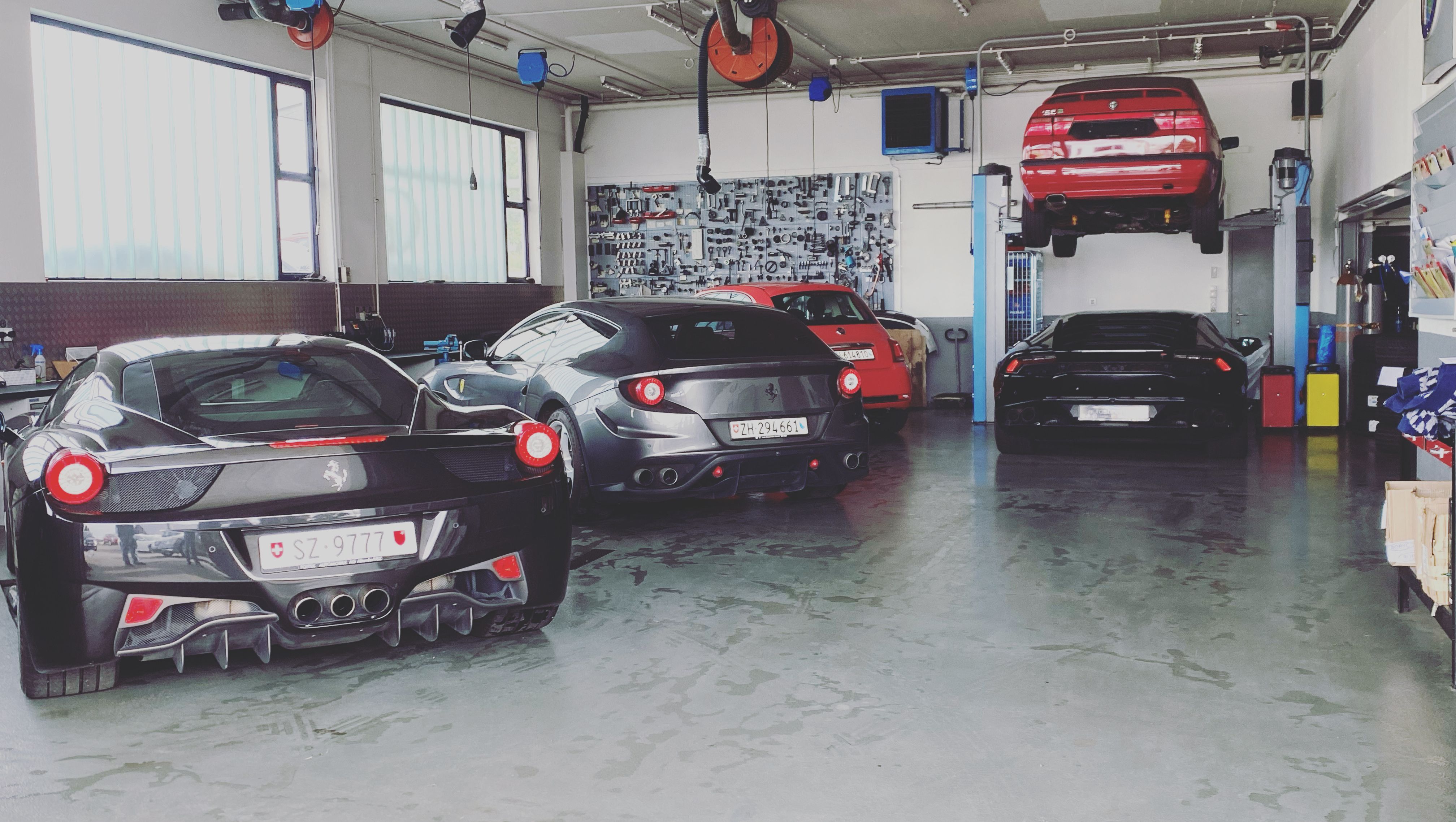 Werkstatt mit Ferrari, Maserati, Abarth, Alfa Romeo und Maserrati